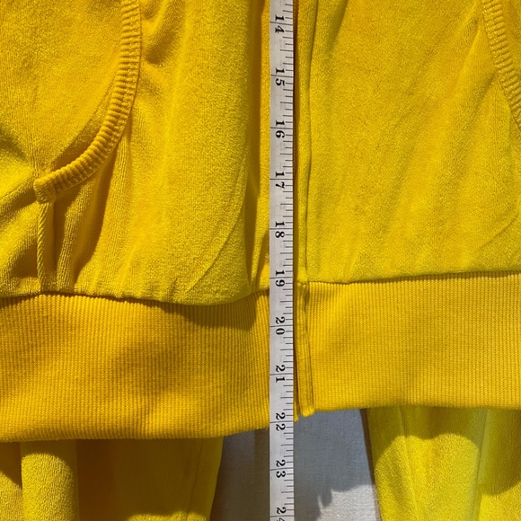 YELLOW VELVET Jogging suit.  Woman, Size Medium.  Soft and stretchy.  So comfy! - Picture 15 of 16